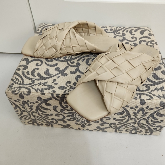 Vince Camuto Shoes - VINCE CAMUTO VC-ANELLA Bone color size 8M slide sandal